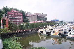 Di dời nhà hàng nổi Hồ Tây: Nhiều doanh nghiệp kêu cứu