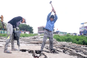 Số phận nhà hàng nổi Hồ Tây chính thức chấm dứt