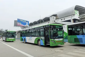 Xe buýt nhanh giá hơn 5 tỉ là do... thiết kế riêng?