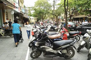 Dân phản đối xén vỉa hè làm bãi giữ xe