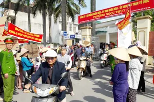 Hà Nội lại tạm dừng đưa 2.250 ngôi mộ vào khu dân cư