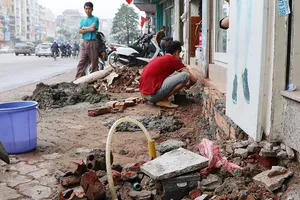 Vỉa hè Hà Nội bị nhiều cơ quan tái chiếm