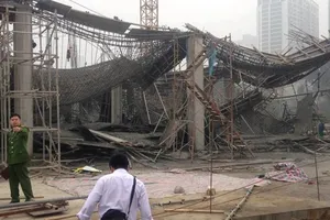Thông tin mới vụ sập giàn giáo, 6 người thương vong
