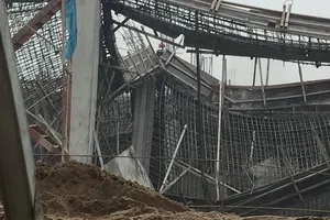 Đình chỉ công trình sập giàn giáo 3 người chết