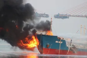 8 giờ dập tắt đám cháy tàu chở xăng ở cảng Đình Vũ