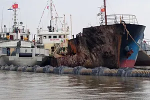 Lai dắt tàu cháy về khu an toàn, không để xăng dầu tràn