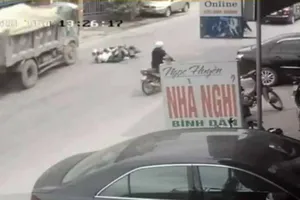 Tài xế đánh lái tránh hai nữ sinh có bị xử lý hình sự?