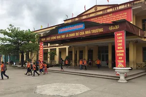 Yêu cầu sa thải cô giáo cho học sinh uống nước giẻ lau 