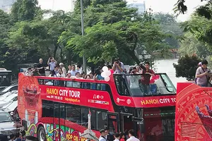 Hà Nội: Xe buýt du lịch mui trần chính thức lăn bánh