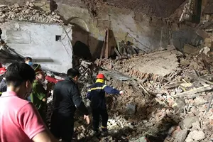 Chùm ảnh vụ sập nhà phố cổ sát Hồ Gươm