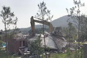 Sóc Sơn cưỡng chế phá dỡ 20 công trình vi phạm đất rừng