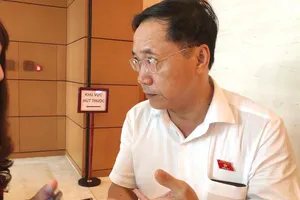 Đề xuất cấm quan chức lộ bí mật công tác cho quan bà, sân sau