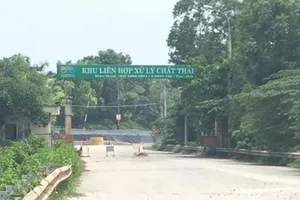 Người dân lại chặn xe chở rác vào bãi rác Nam Sơn