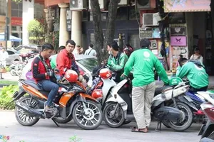 Xe ôm, shipper ở Hà Nội phải đăng ký và đeo biển hiệu?