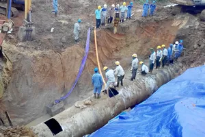 Đường ống nước sạch sông Đà lại bị vỡ