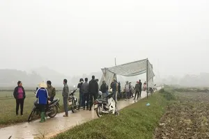 Người dân gỡ lều bạt chốt chặn ở bãi rác Nam Sơn, Hà Nội