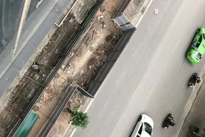 Chính quyền quây rào chuẩn bị phá dỡ cao ốc 8B Lê Trực?