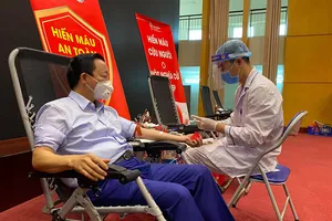Bộ trưởng Trần Hồng Hà hiến máu giữa mùa dịch COVID-19