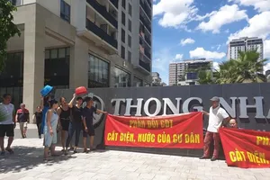 Dân chung cư Thống Nhất Complex bị cắt nước giữa lúc nắng nóng