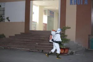 Hà Nội phong tỏa trong đêm chung cư có người mắc COVID-19