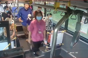 Nhắc khách đeo khẩu trang, phụ xe buýt Hà Nội bị nhổ nước bọt