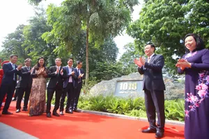 Bí thư, Chủ tịch Hà Nội gắn biển công trình cải tạo Hồ Gươm