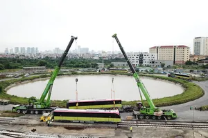 Metro Nhổn - ga Hà Nội có đoàn tàu đầu tiên lên ray