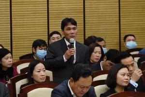 'Cát sông Hồng đẹp như gái 18, luôn bị cát tặc dòm ngó'