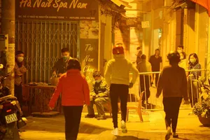 Ngõ 92, Nguyễn Khánh Toàn (Cầu Giấy) nơi nam sinh viên quê Hải Dương trọ học được phát hiện dương tính COVID-19 được phong toả trong đêm 28-1