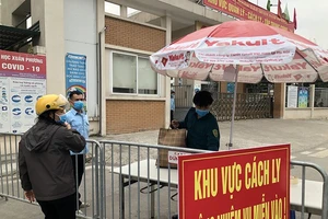 Trường tiểu học Xuân Phương, nơi nhiều học sinh phải cách ly tập trung để ngăn ngừa dịch COVID-19. Ảnh: TP