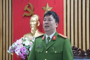 Cháu bé 3 tuổi trèo qua lan can khi bố mẹ đi tiễn khách