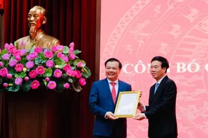 Thường trực Ban Bí thư Võ Văn Thưởng trao quyết định của Bộ Chính trị cho Tân Bí thư Thành uỷ Hà Nội Đinh Tiến Dũng.