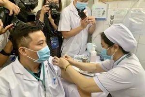 Hà Nội: Nhiều huyện thu hồi văn bản yêu cầu trả phí tiêm vaccine