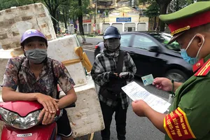 Hà Nội chính thức công bố phương án giấy đi đường, thẻ đi chợ