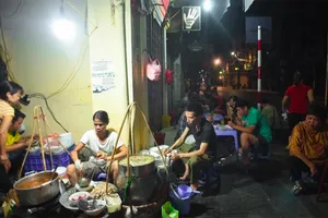 Hà Nội chính thức bỏ quy định quán ăn được mở cửa đến 21 giờ