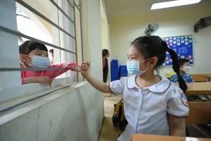 Gần hết năm học, học sinh lớp 1-6 tại Hà Nội được trở lại trường 