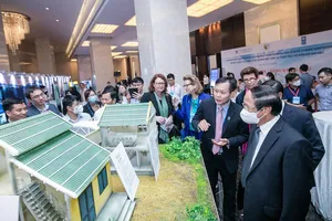 Phó Thủ tướng Lê Văn Thành thăm quan triển lãm sáng kiến của doanh nghiệp cho một đại dương bền vững