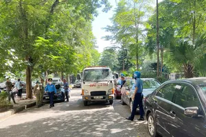 Quận Hoàng Mai ra quân sau khi Bí thư Hà Nội nói: “Ô tô đỗ hết lối đi”