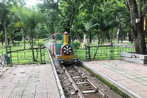 đoàn tàu trong công viên Thống Nhất