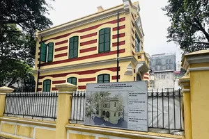 Quận Hoàn Kiếm nói màu sơn biệt thự cổ 46 Hàng Bài đang được thử nghiệm