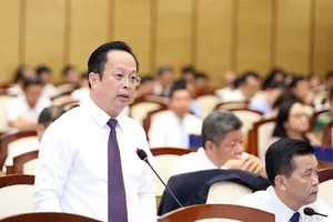 Phụ huynh xếp hàng nộp hồ sơ, giám đốc Sở GD&ĐT nói Hà Nội không thiếu trường