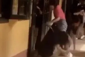 Hà Nội yêu cầu làm rõ vụ nữ sinh quỳ khóc trước cửa lớp 