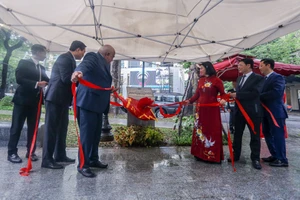 Hà Nội gắn biển công trình cải tạo vườn hoa Tao Đàn