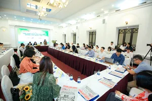 Làm một biển quảng cáo ngoài trời còn khó hơn xây một nhà máy