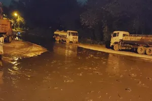 Hà Nội: Bãi rác Nam Sơn sạt lở, bùn thải tràn ra đường