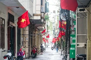 Hà Nội tặng mỗi hộ dân một lá cờ Tổ quốc dịp 70 năm Giải phóng Thủ đô