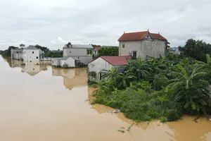 Hà Nội: Mưa lũ tràn đê, nhà cửa bị ngập, người dân chạy lũ 