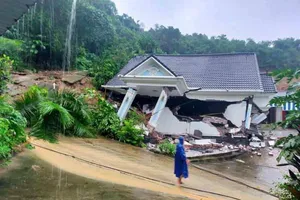 Mưa lớn ở Hà Nội khiến một biệt thự bị sập, 7 người thoát nạn