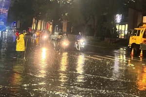 Hà Nội mưa xối xả, nhiều phố ngập cục bộ