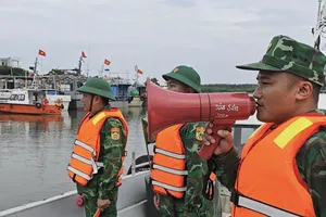 Bà con ngư dân tranh thủ từng phút để ứng phó với bão số 3